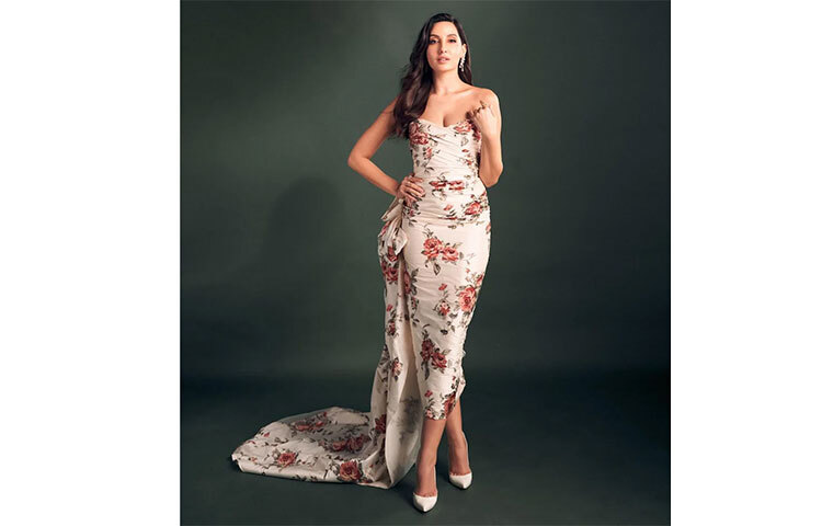 ফ্লোরাল প্রিন্টের মিডি ড্রেসে নোরা। ছবি: সংগৃহীত