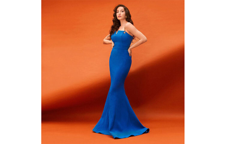 নীল বডিকন ড্রেস পরেছেন নোরা। ছবি: সংগৃহীত