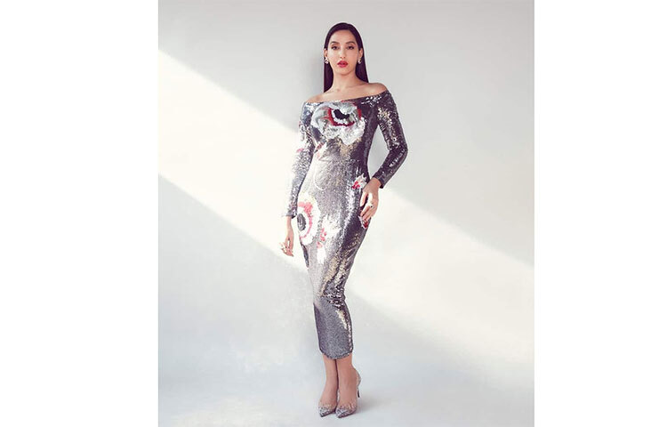 রুপালি মিডি ড্রেসে ফ্যাশনেবল নোরা। ছবি: সংগৃহীত