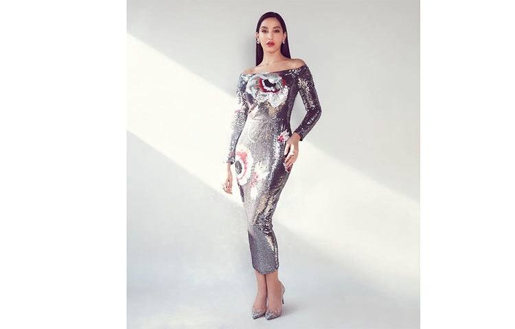 সিক্যুইন্ড রুপালি ড্রেসে ভাইরাল সাজ। ছবি: সংগৃহীত