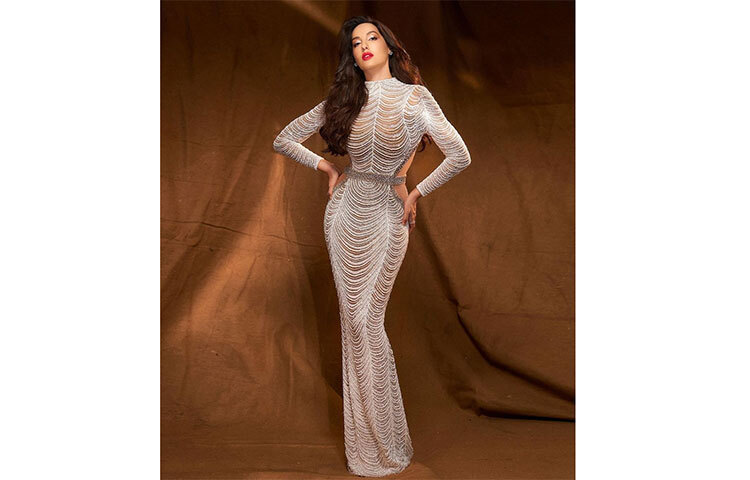 রুপালি শরীর চাপা গাউনে সুন্দরী নায়িকা। ছবি: সংগৃহীত