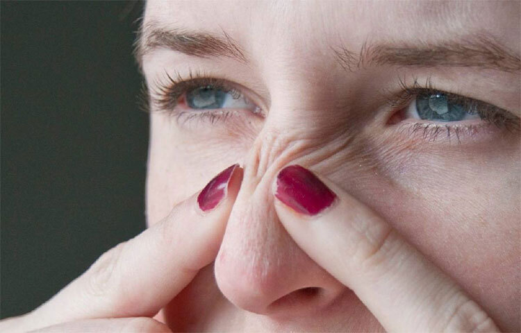 বাড়তি তেল ত্বকের জন্য ভীষণ ক্ষতিকর। এই তেলতেলে ভাব নাক এবং নাকজুড়ে ব্ল্যাক ও হোয়াইটহেডস তৈরি করে। এ সমস্যা একদিকে যেমন অস্বস্তিজনক, অন্যদিকে তেমনই সৌন্দর্য ও ব্যক্তিত্বের জন্যও হানিকর। ছবি: সংগৃহীত