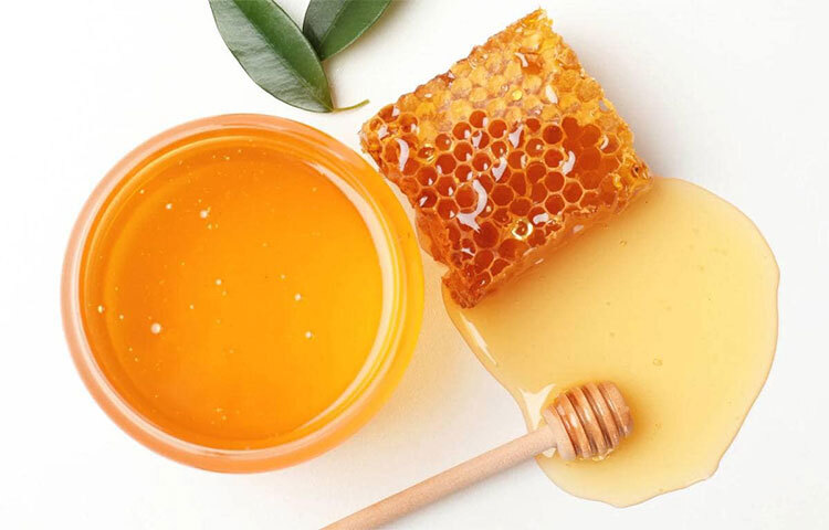 মধুর অ্যান্টিঅক্সিড্যান্ট এবং অ্যান্টিব্যাকটেরিয়াল গুণাগুণ সুপরিচিত। নাকের তৈলগ্রন্থিতে বাড়তি তেল জমে থাকতে দেয় না মধু। নাকে মধু ঘষে কয়েক মিনিট রাখুন। তারপর ধুয়ে ফেলুন। প্রতিদিন অন্তত দুই থেকে তিন দিন এই রূপটান অনুসরণ করুন। ছবি: সংগৃহীত