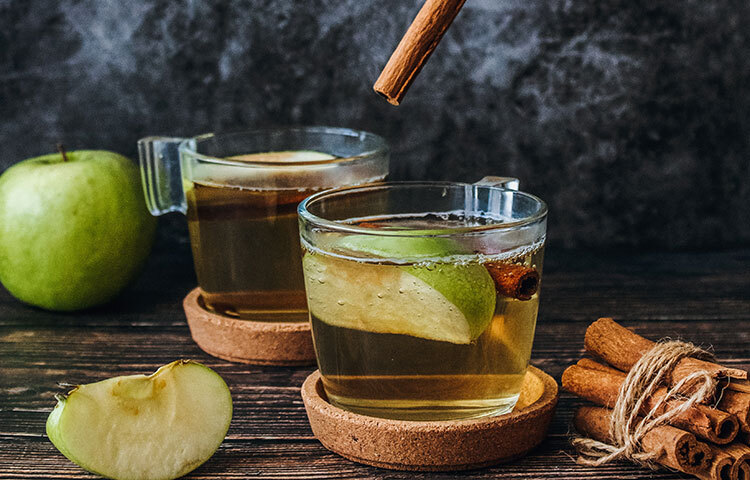 অ্যাপল সিডার ভিনেগারে অ্যাসিডিক পিএইচ ব্যালান্স বেশি। বাড়তি তেল শুষে নেয় এই উপাদান। অর্ধেক কাপ পানিতে অ্যাপল সিডার ভিনিগার মিশিয়ে তাতে কটন বল ভিজিয়ে নাকে লাগান। ১৫ মিনিট রেখে গরম পানিতে ধুয়ে ফেলুন। এতে ব্ল্যাকহেডসও কমে যায়। ছবি: সংগৃহীত