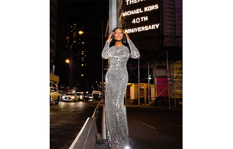 মাইকেল কোর্সের ৪০তম বার্ষিকীতে নাওমির ফটোশুট। ছবি: সংগৃহীত