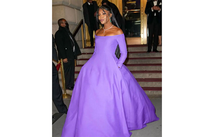 বেগুনি বল গাউনে একটি পুরস্কার বিতরণী অনুষ্ঠানে নাওমি। ছবি: সংগৃহীত