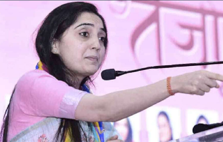 সংসদ হামলায় অভিযুক্ত অধ্যাপক গিলানির মুখে থুতু ছিটিয়ে ছিলেন নূপুরের সঙ্গী। সেই সময়ই খবরের শিরোনামে উঠে আসেন এই বিজেপি নেত্রী। ছবি: সংগৃহীত