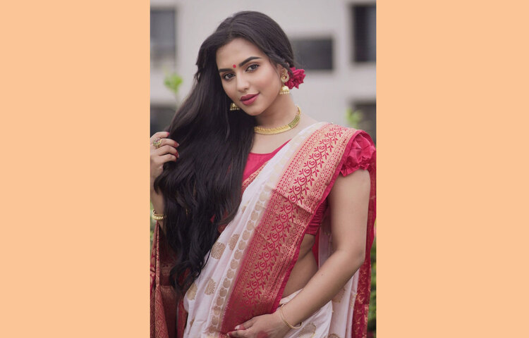 পূজার শুভেচ্ছা জানিয়ে এই শাড়ি পরা ছবি পোস্ট করেছেন নুসরাত ফারিয়া।