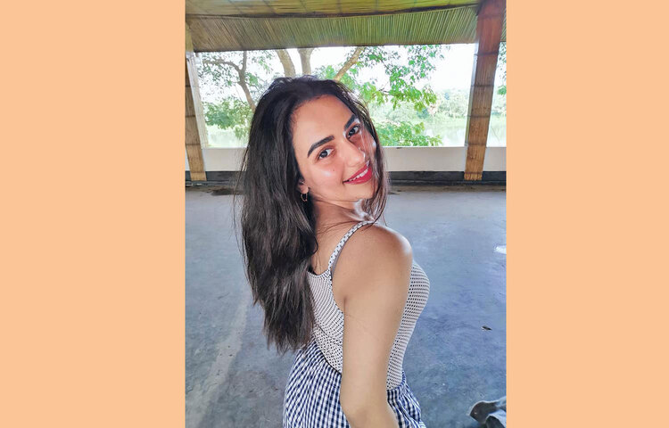 পূজার শুভেচ্ছা জানানোয় নুসরাত ফারিয়াকে তার অনেক ভক্তরা নেতিবাচক মন্তব্যও করেছেন।