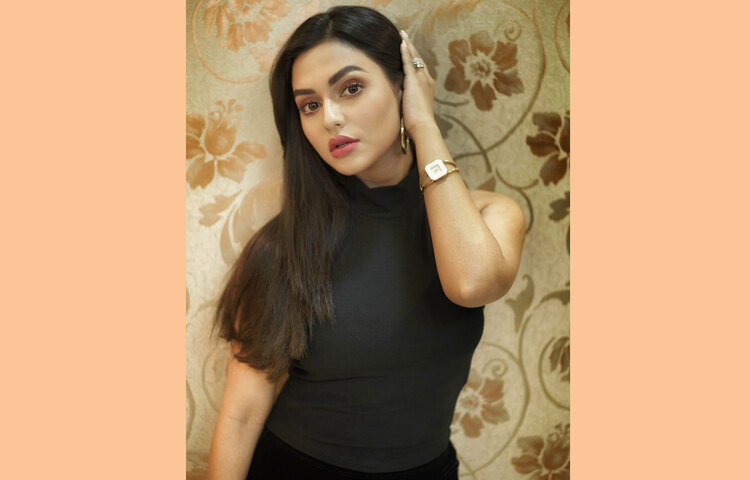 জয় আর নামের এক ভক্ত নুসরাত ফারিয়ার পোস্টে মন্তব্য করে লিখেছেন, ‘পূজার শুভেচ্ছা দিদি।’