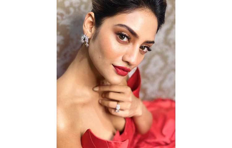 বর্তমানে অসুরের প্রমোশনে ব্যস্ত তিনি। প্রমোশন থেকে সময় বের করে অ্য়াওয়ার্ড শোয়ে হাজির হলেন নুসরাত জাহান।