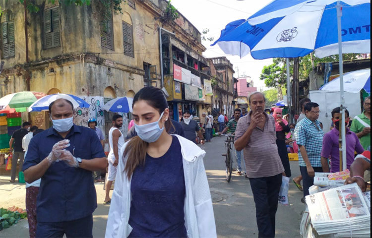 বাজার ঘুরে সবাইকে সামাজিক দূরত্ব বুঝালেন নুসরাত। এই সময়ে দিলেন মন ভালো রাখার টিপসও। ভারতে লকডাউনে বাজার ঘুরে দেখলেন সাংসদ অভিনেত্রী নুসরাত জাহান।