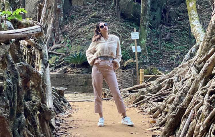 জন্মদিনটা একটু অন্যরকমভাবে কাটাতে মেঘালয়ে বেড়াতে গিয়েছিলেন নুসরাত জাহান। মেঘালয়ের লিভিং রুট ব্রিজে দাঁড়িয়ে ছবি পোস্ট করেছেন অভিনেত্রী।