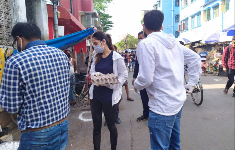 শনিবার সকালে বাজারে এসে তিনি ক্রেতা ও বিক্রেতাদের সঙ্গে কথা বলেন। পাশাপাশি তাকে নিজের বাড়ির জন্য জিনিস কিনতেও দেখা যায়।