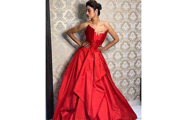 অভিনয়ের পাশাপাশি বর্তমানে নিজের লোকসভা কেন্দ্র বসিরহাট নিয়েও ব্যস্ত নুসরত জাহান। সাময়িক অসুস্থতা কাটিয়ে বসিরহাটের মানুষের সঙ্গে যেমন দেখা করেন নুসরাত, তেমনি অসুরের প্রমোশনেও এক এক সময়ে এক এক রকম নজরকাড়া লুকে হাজির হন তৃণমূল কংগ্রেসের অভিনেত্রী সাংসদ।