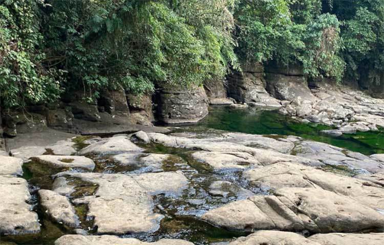 এমন সুন্দর স্থান ভ্রমণ করতে পেরে আনন্দিত নুসরাত।