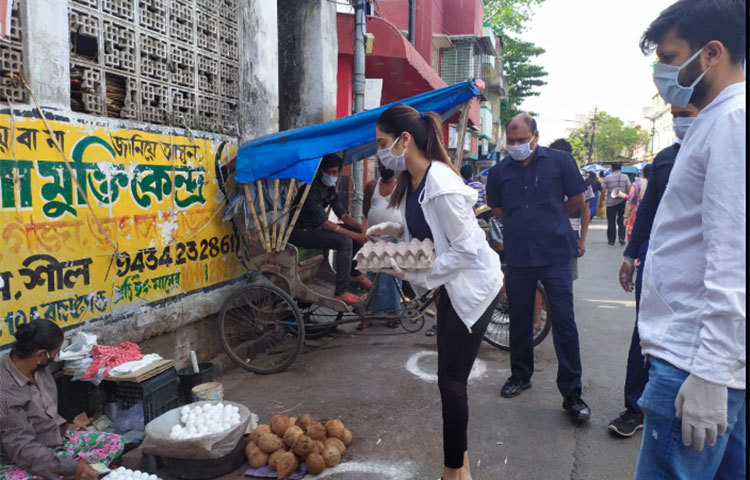সবাই যাতে একসঙ্গে বেশি জিনিস কিনে ঘরে মজুত না করে, তার জন্য আবেদন জানান এই সাংসদ অভিনেত্রী।
