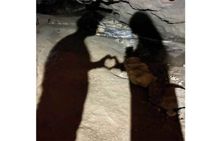 নিখিলের ছবি সরাসরি পোস্ট না করলেও একটু অন্যরকমভাবে পোস্ট করেছেন নুসরত। আলো-আঁধারি এই ছবিটি যে নুসরত-নিখিলের তা আর বলার অপেক্ষা রাখে না।