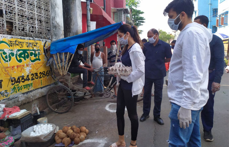 সবাইকে সামাজিক দূরত্ব মেনে চলার কথা বলেন তিনি।
