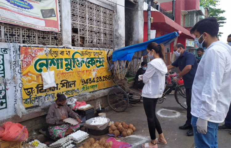 ঘরবন্দি অবস্থায় হতাশ না হয়ে বাড়ির বিভিন্ন কাজ ও নিজেদের পছন্দের জিনিসের সঙ্গে সময় কাটানোর পরামর্শ দেন সাংসদ অভিনেত্রী।