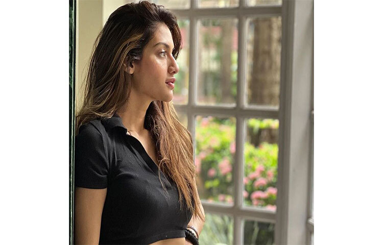 অভিনেত্রীর মতে, ভালো বডি কিন্তু শুধু জিমে নয়, বরং রান্নাঘরে তৈরি হয়। নুসরাতের মতে, ‘ডায়েট খুবই গুরুত্বপূর্ণ। আমাকে আমার প্রিয় মিষ্টি ত্যাগ করতে হয়েছে।’ ছবি: সংগৃহীত