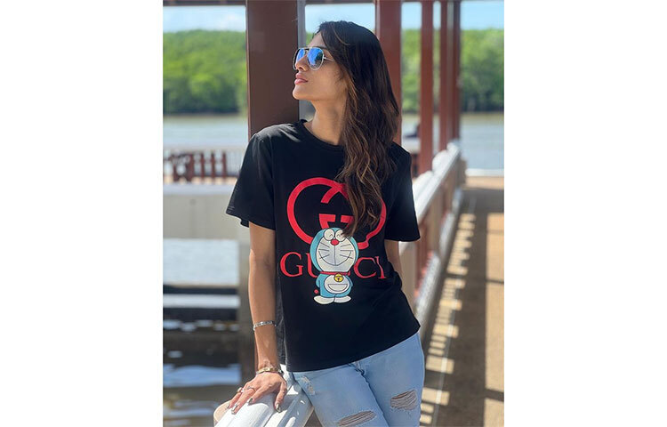 নুসারতের পোস্ট করা ছবির নিচে কমেন্টের বন্যা বয়ে গিয়েছে। নেট নাগরিকদের বিস্মিত প্রশ্ন, কীভাবে এত স্লিম হলেন! কেউ নুসরাতের স্লিম হওয়া নিয়ে এবং সাংসদকে এভাবে দেখে কটাক্ষ করেছেন। কেউ আবার উদ্বিগ্ন হয়ে প্রশ্ন করেছেন, অভিনেত্রী কি খাওয়া দাওয়া না করে পাতলা হয়ে গেছেন। ছবি: সংগৃহীত