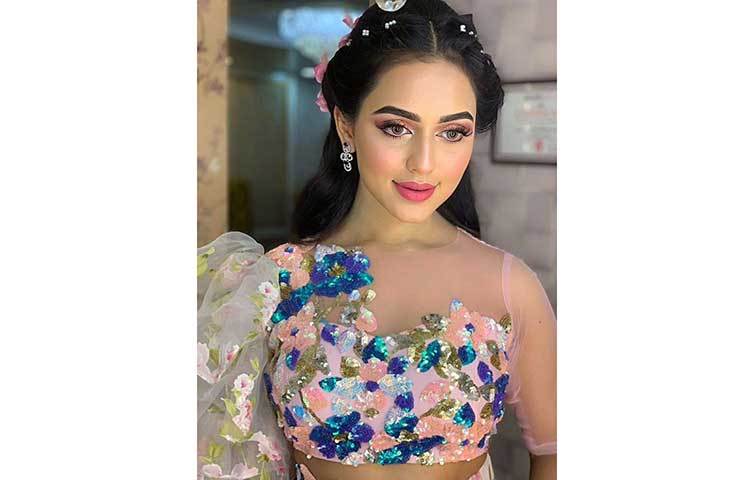 নিজের ক্যামেরায় নুসরাত।