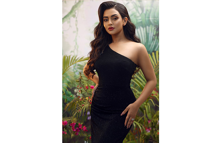 আবেদনময়ী পোশাকে নুসরাত ফারিয়া। ছবি: ফেসবুক