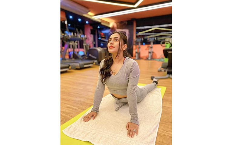 শরীরচর্চা করছেন নুসরাত। ছবি: ফেসবুক