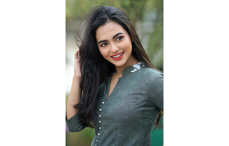 মনজয় করা নুসরাতের হাসি। ছবি: ফেসবুক