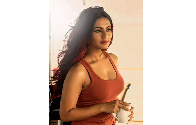 নুসরাতের আকর্ষণীয় দৃষ্টি। এমন দৃষ্টি দিয়ে সবার হৃদয়ে আসন করে নিয়েছেন। ছবি: ফেসবুক