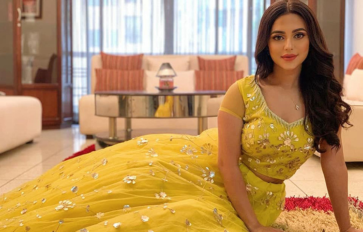 খোলাচুলে ক্যামেরার সামনে নুসরাত। ছবি: ফেসবুক