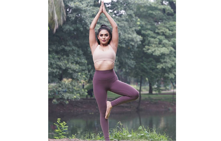 পার্কে ব্যায়াম করছেন নুসরাত ফারিয়া।