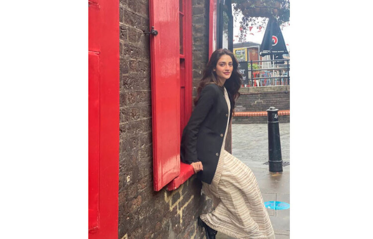 পরনে অফ হোয়াইট রঙের হালকা হ্যান্ডলুম শাড়ি, তার উপর কালো ওভারকোট। লন্ডনের রাস্তায় এভাবেই ক্যামেরাবন্দি হলেন সাংসদ, অভিনেত্রী নুসরাত জাহান।