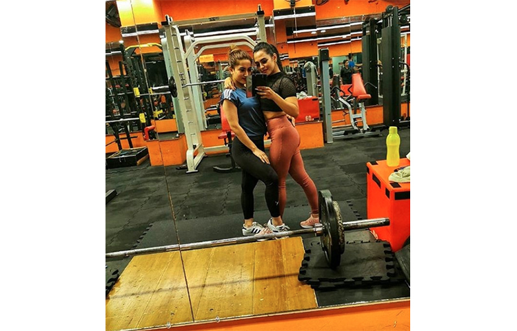 জিম করার সময় সেলফি তুলছেন ফারিয়া।