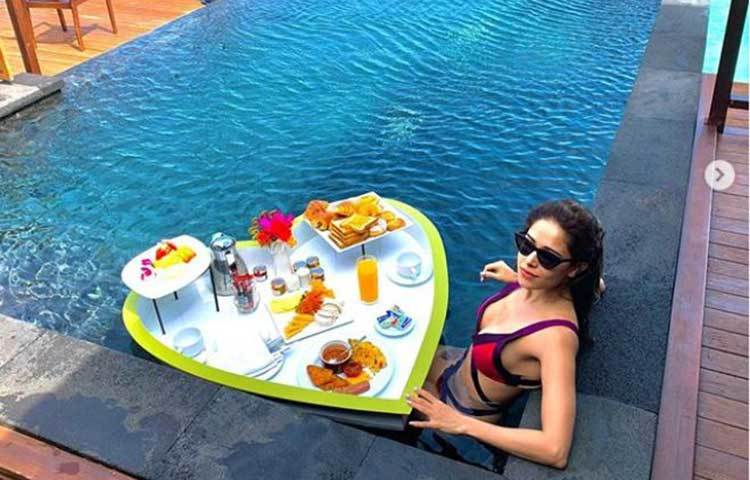 আপন মনে ছুটির সময় পার করছেন নুসরাত বারুচা।