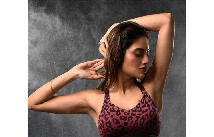 নুসরাতের এবারের ছবি নিয়ে তার অনুরাগীরা ব্যাপক আলোচনা-সমালোচনা করছেন। ছবি: ইনস্টাগ্রাম