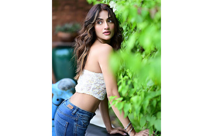 আবারও আবেদনময়ী পোশাকে সোশ্যাল মিডিয়ায় ঝড় তুলেছেন ভারতের টালিগঞ্জের জনপ্রিয় এ অভিনেত্রী ও সংসদ সদস্য। ছবি: সংগৃহীত