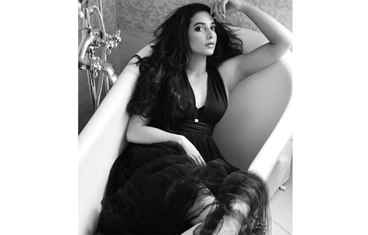 বাথটাবে সাদা-কালো শুভশ্রী।