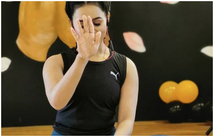 ব্যায়াম আর ইয়োগা চলছে এক সাথে।