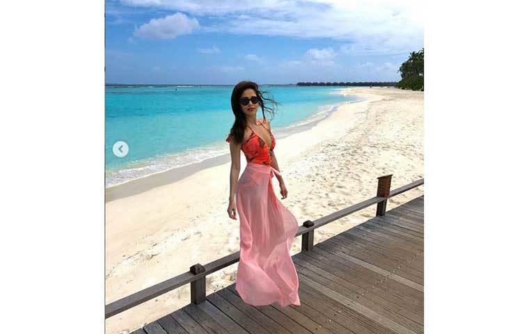 কখনো গোলাপি রঙের বিকিনিতে আবার কখনো জলের মধ্যে বসে পোজ দেন অভিনেত্রী।