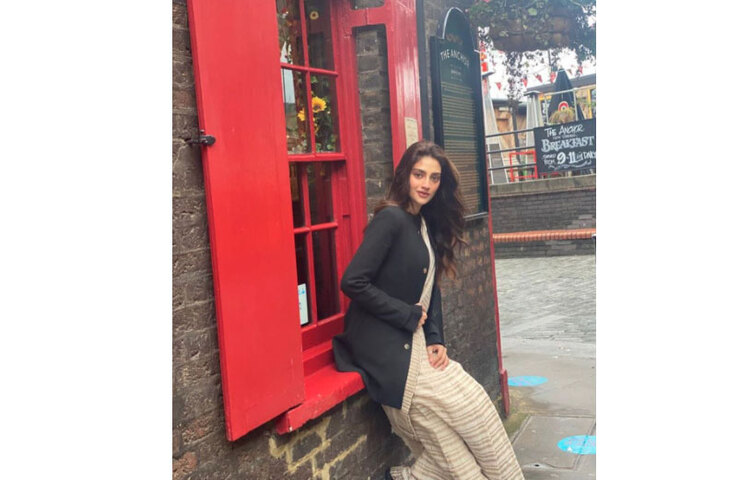 সাংসদ, অভিনেত্রী নুসরত জাহানের এই স্টাইল স্টেটমেন্ট নিয়ে জোর চর্চায় নেটিজেনরা। নুসরাতের পোস্টের নিচে বিভিন্ন কমেন্ট করতে দেখা গিয়েছে নেটিজেনদের।