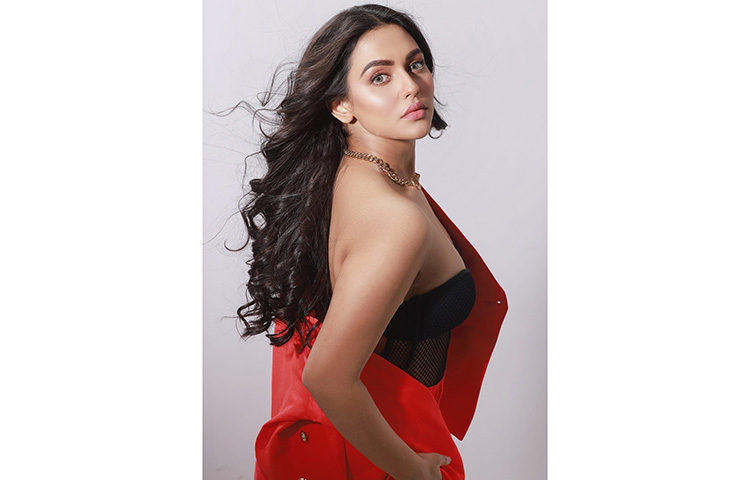 খোলাচুলে মুগ্ধতা ছড়াচ্ছেন নুসরাত। ছবি: ফেসবুক