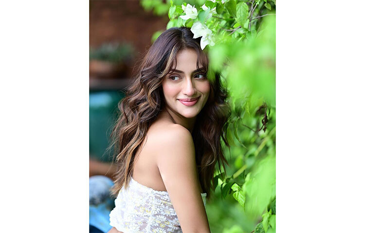 ডেনিমের সঙ্গে নায়িকা বেছে নিয়েছেন সাদা চিকনের অফ শোল্ডার স্বচ্ছ ক্রপটপ। ছবি: সংগৃহীত