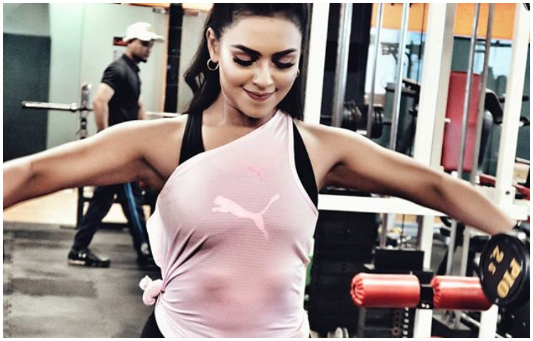 প্রতিদিন এভাবে ব্যায়ামে মগ্ন থাকেন ফারিয়া।