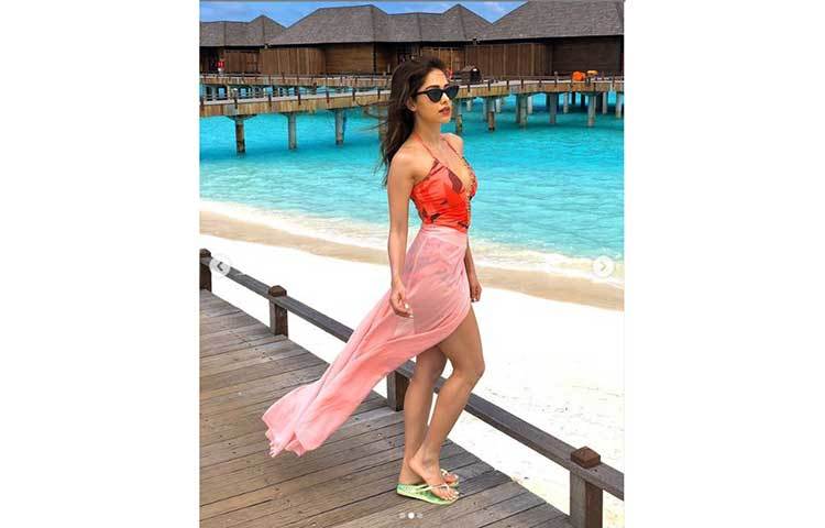 মালদ্বীপে গিয়ে যখন জলের মধ্যে বসে ছবি তোলেন, তখন ফ্লোটিং ব্রেকফাস্ট বলেও ট্যাগ করেন বলিউড অভিনেত্রী।