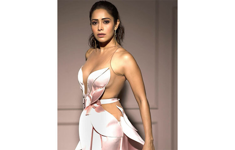 হালকা গোলাপি রঙের পোশাক একেবারে মিশে গেছে নুসরাতের ত্বকের সঙ্গে।   ছবি: সংগৃহীত