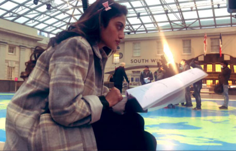 শুটিংয়ের ফাঁকে চিত্রনাট্য পড়ছেন নুসরাত। হোমওয়ার্ক করে নিচ্ছেন। নুসরাতের এই ছবি পোস্ট করেছিলেন হিমাংশু ধানুকা।