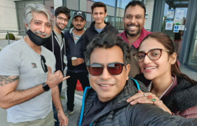 লন্ডনে ছবির কাজ শুরুর আগে এই ছবিটি পোস্ট করেছিলেন রুদ্রনীল ঘোষ। লিখেছিলেন ‘আমাদের করোনা টেস্টের রিপোর্ট নেগেটিভ, আমরা এবার শুটিং শুরু করতে পারি।’