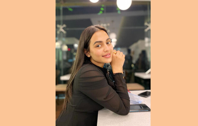 ফেসবুকে তার এ ছবি প্রকাশ করার পর ভক্তরা মজার মজার মন্তব্য করেছেন।